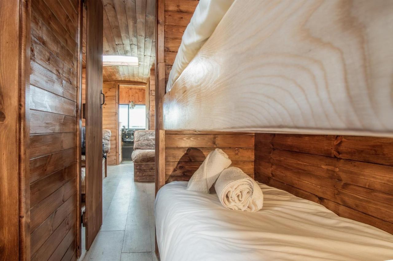 American School Bus - 1 Bedroom - Blossom Farm - Tiers Cross Johnston Kültér fotó
