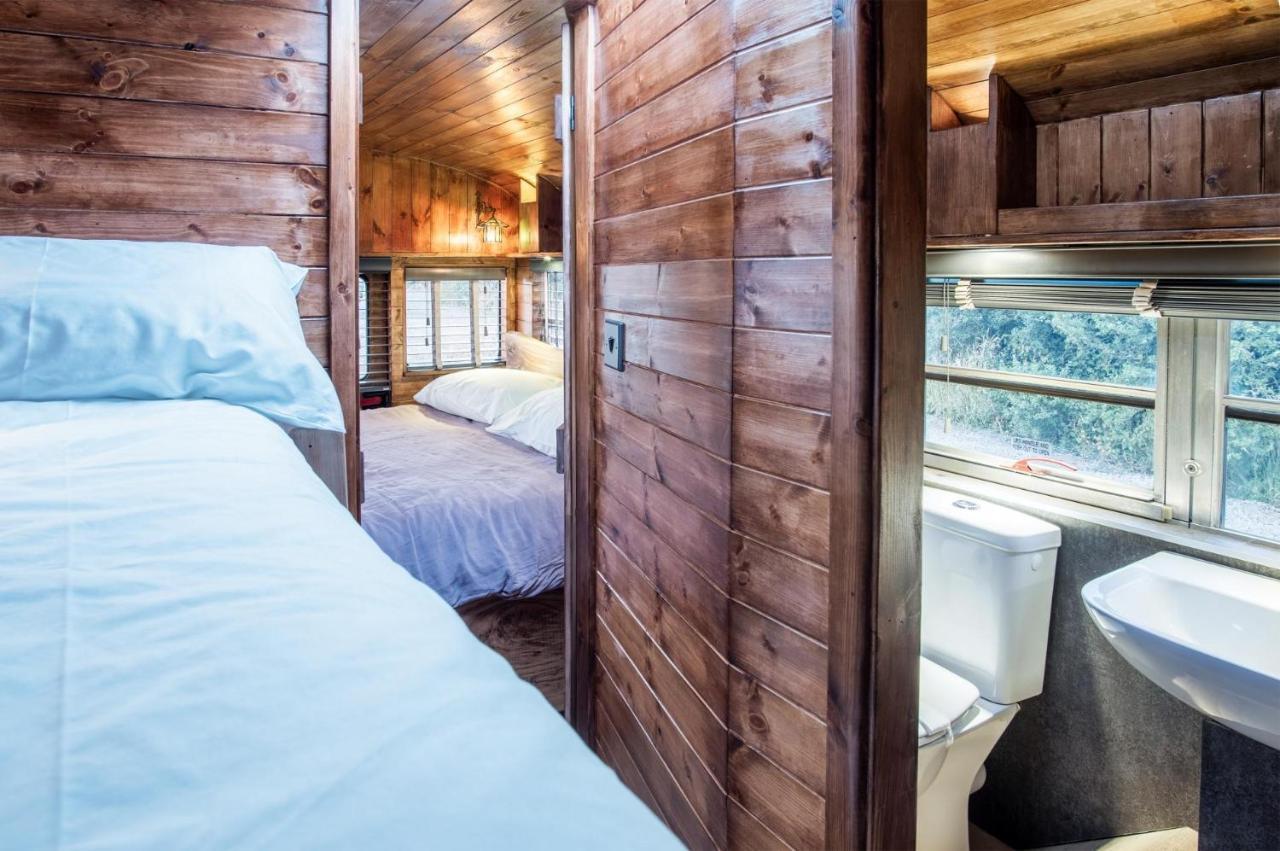 American School Bus - 1 Bedroom - Blossom Farm - Tiers Cross Johnston Kültér fotó