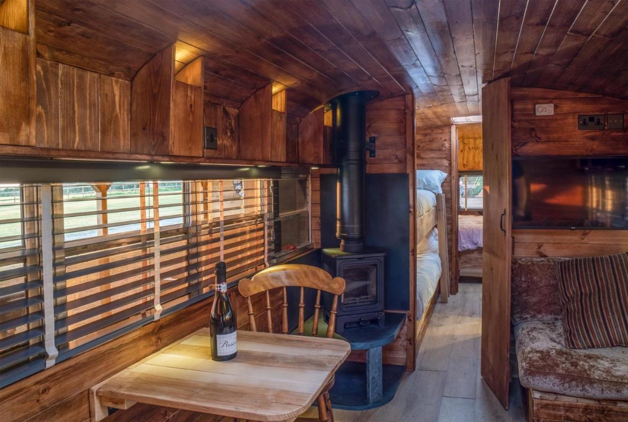 American School Bus - 1 Bedroom - Blossom Farm - Tiers Cross Johnston Kültér fotó
