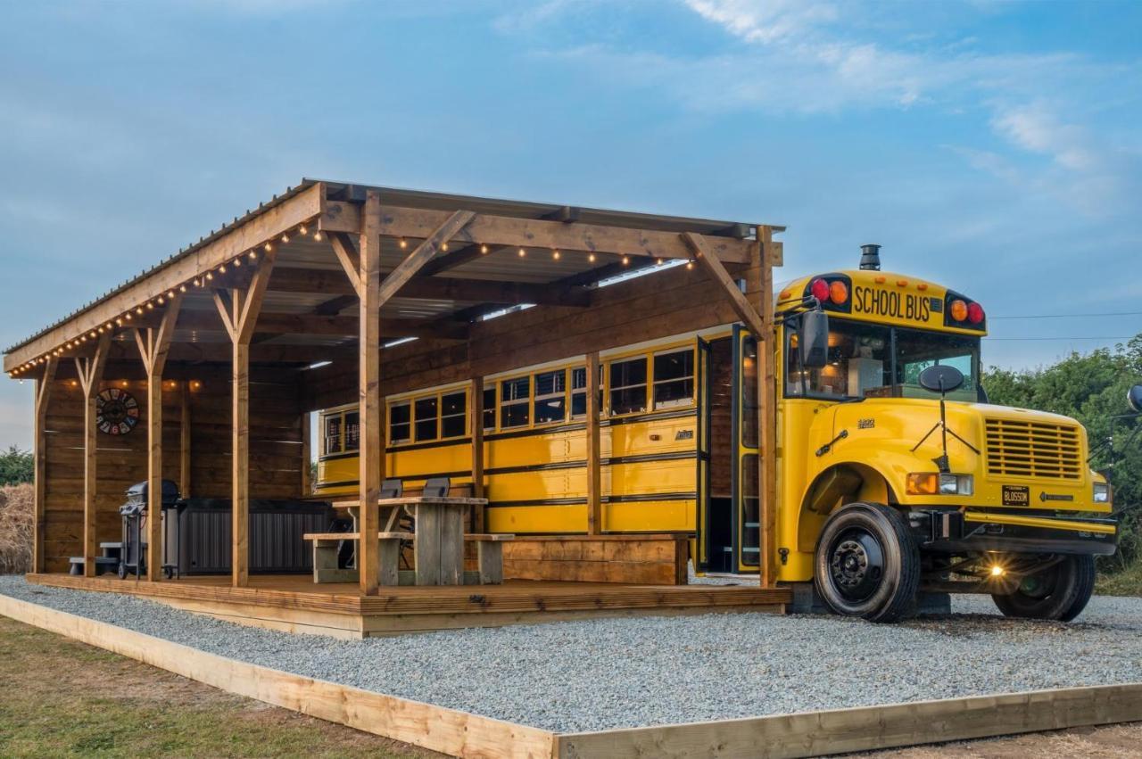 American School Bus - 1 Bedroom - Blossom Farm - Tiers Cross Johnston Kültér fotó