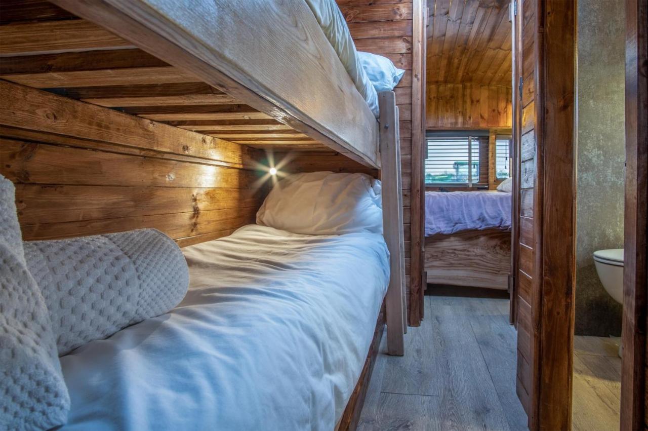 American School Bus - 1 Bedroom - Blossom Farm - Tiers Cross Johnston Kültér fotó